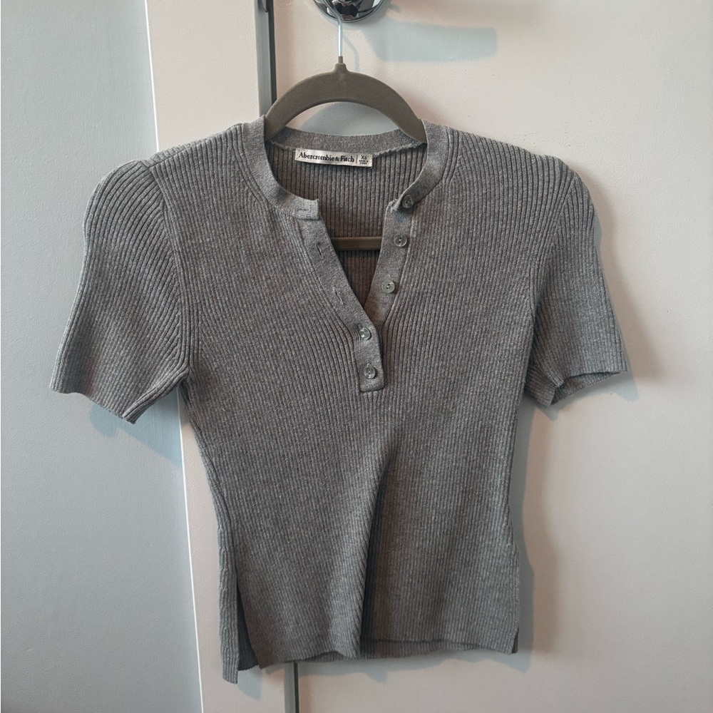 Abercrombie & Fitch Short Sleeve Ribbed Henley in Gray